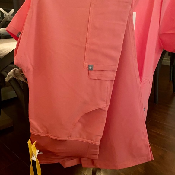 Figs Scrubs Set (Small) Neon Pink —SOLD - Picture 5 of 6